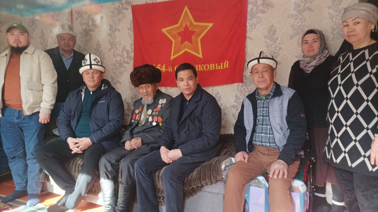 Read more about the article Багыш айыл өкмөтүндөгү Улуу Ата Мекендик согуштун ардагери,Сафаровка айылынын тургуну Джумаев Мамасали аксакалдан кабар алып,23-февраль Мекенди коргоочулар күнүндө Сузак райондук мамлекеттик администрациясынын башчысы-аким Б.Ж.Сыдыкназаров баштаган райондук жетекчилер келип,куттукташты.