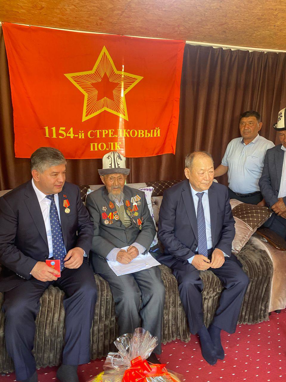 Read more about the article Улуу Ата Мекендик согуштун ардагери, 101 жаштагы Мамасали Джумаев аксакалга 9-май – Жеңиш күнүнө карата өзгөчө көңүл бурулду.