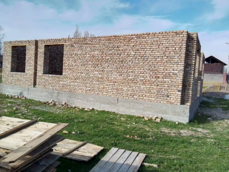 Read more about the article Октябрь айылында Нурислам Карыбеков атындагы күрөш залынын курулушу жүрүп жатат